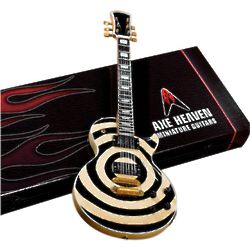 Hal Leonard Zakk Wylde Cream Bullseye Les Paul Miniature Guitar